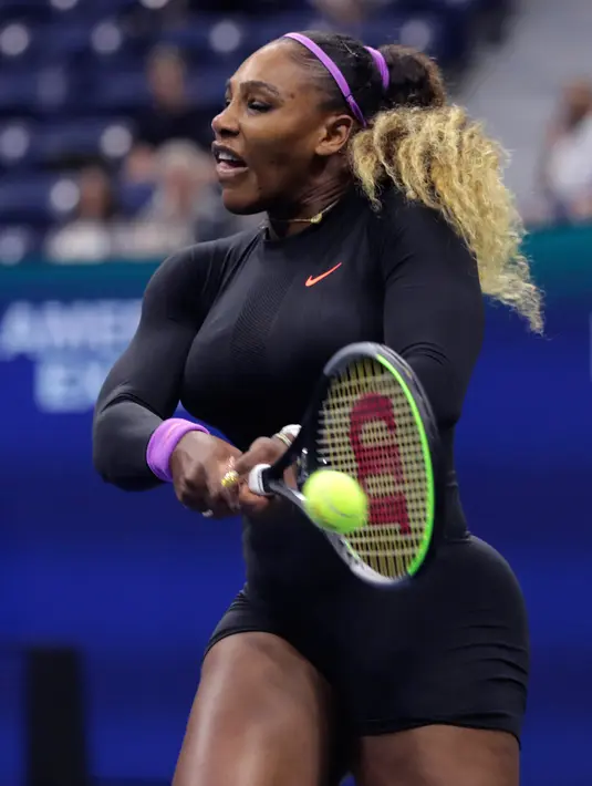 Petenis Amerika Serikat, Serena Williams mengembalikan bola ke arah petenis China, Wang Qiang pada perempat final AS Terbuka 2019 di USTA Billie Jean King National Tennis Center, Selasa (3/9/2019). Serena Williams melaju ke babak semi final setelah menang 6-1 dan 6-0. (AP/Charles Krupa)