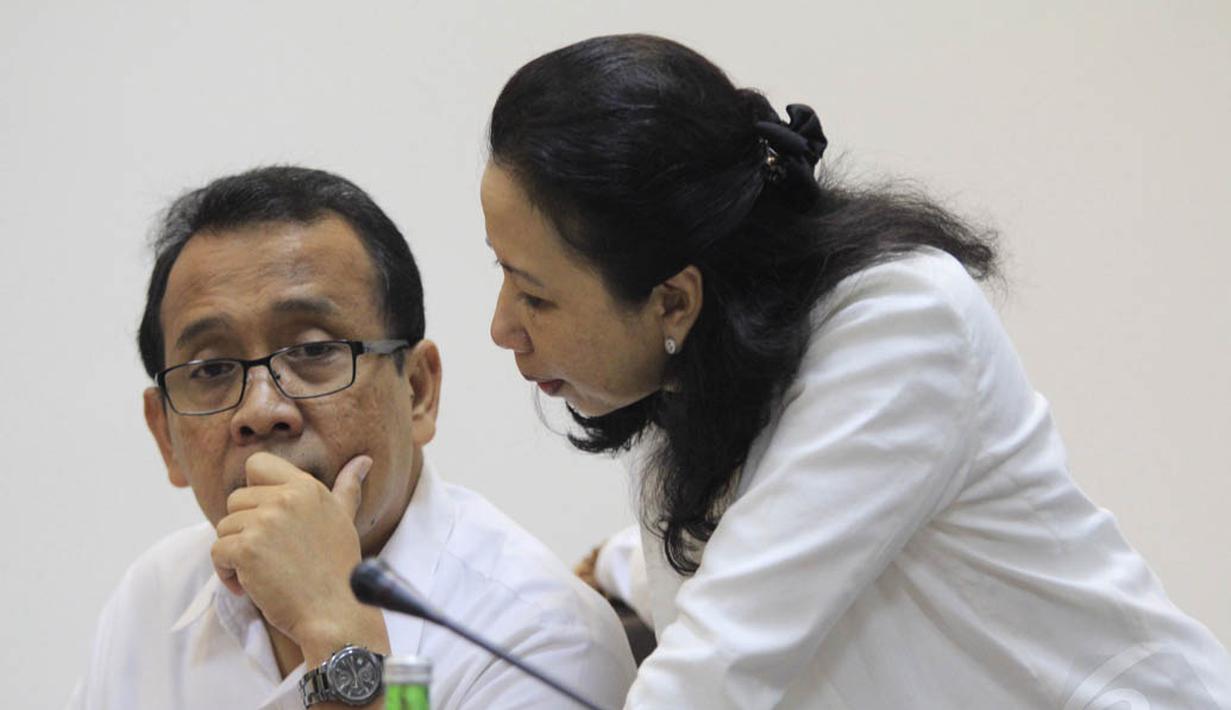 Mensesneg Pratikno (kanan) dan Menteri Badan Usaha Milik Negara (BUMN) Rini Suwandi (kanan) hadir di rapat kabinet terbatas bidang perekonomian, Kamis (30/10/2014). (Liputan6.com/Herman Zakharia)