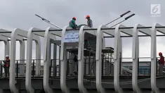 Pekerja melakukan pengerjaan revitalisasi Jembatan Penyeberangan Orang (JPO) Ratu Plaza, Jakarta, Jumat (28/12). JPO Ratu Plaza masuk dalam proses revitalisasi dan ditargetkan selesai pada akhir Desember 2018. (Liputan6.com/JohanTallo)