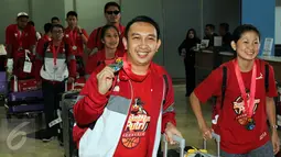 Tim nasional basket putra/putri Indonesia disambut hangat saat tiba di Bandara Soekarno-Hatta, Banten, Selasa (16/6/2015). Mereka berhasil mengawinkan dua medali perak di cabang olahraga basket pada SEA Games 2015 di Singapura. (Liputan6.com/Helmi Afandi)