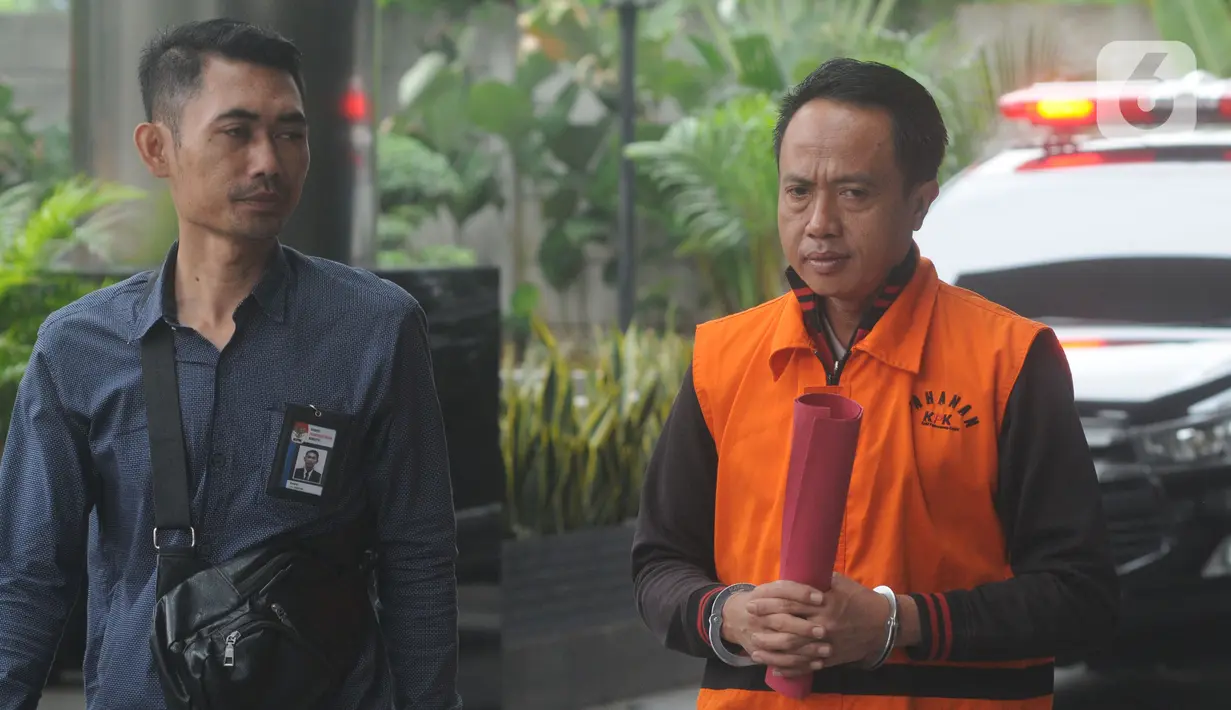 Penyuap Bupati Lampung Utara Agung Ilmu Mangkunegara, Hendra Wijaya Saleh tiba untuk pemeriksaan di Gedung KPK, Jakarta, Kamis (14/11/2019). Hendra diperiksa sebagai tersangka atas kasus dugaan suap terkait proyek di Dinas PUPR dan Dinas Perdagangan Kab. Lampung Utara. (merdeka.com/Dwi Narwoko)