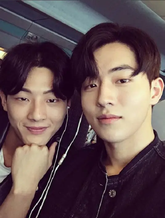 Nam Joo Hyuk dan Ji Soo sudah bersahabat sejak lama. Jika dilihat-lihat, mereka juga punya wajah yang hampir mirip. (Foto: dramafever.com)