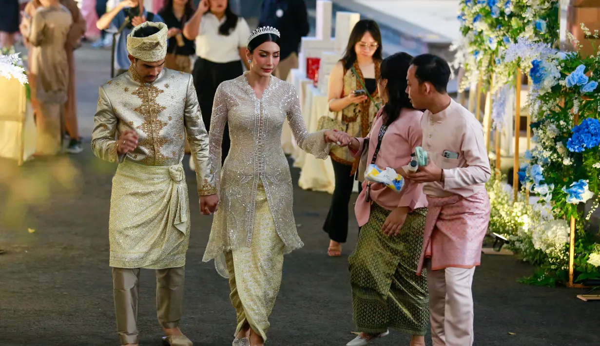 "Jadi pas banget sehari sebelum mama masuk ICU lagi, Mas Didiet datang. Aku sempet bilang, ‘Mas, bantuin aku. Aku bakal ijab kabul di RS aja, mumpung mama masih ada'. Ternyata mama harus pergi. Tapi paling enggak sudah tenang karena sudah dapat restu dari mama. Mama mintanya cepatlah, cepat aja," tuturnya. [Foto: Muhammad Akrom Sukarya/Kapanlagi.com]