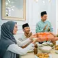 Ilustrasi silaturahmi Lebaran. (c) Shutterstock/Odua Images