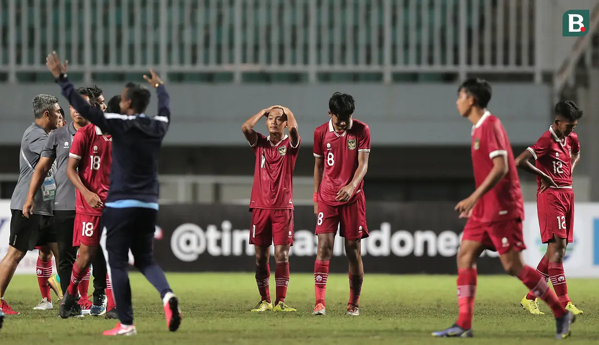 Setelah wasit meniup peluit panjang tanda berakhirnya pertandingan, Kaka kembali menangis. Ia tidak dapat menahan rasa kecewa akibat kekalahan yang diderita Garuda Asia. (Bola.com/Ikhwan Yanuar)