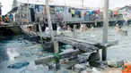 Citizen6, Lhokseumawe: Anak-anak mandi di sungai yang sedang pasang dan dipenuhi sampah rumah tangga, di Desa Pusong Lama, Kecamatan Banda Sakti, Lhokseumawe, Minggu (15/5). (Pengirim: Paradigma)