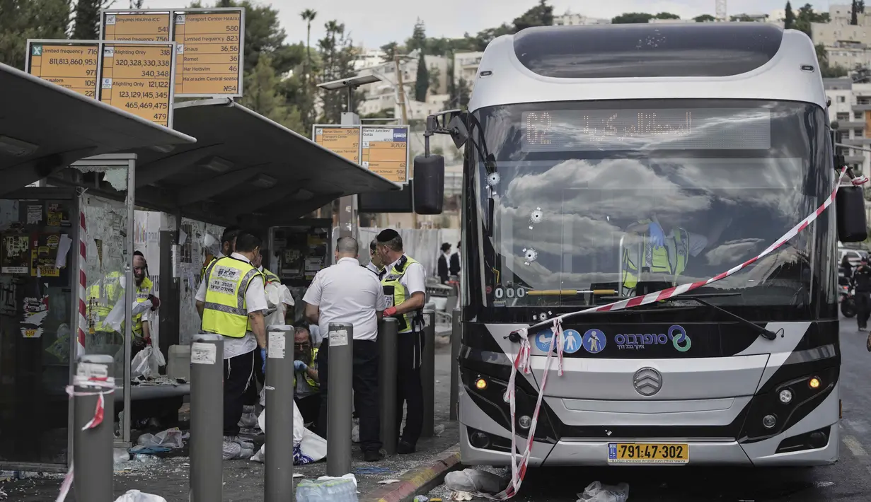 Polisi Israel menyebut insiden tersebut terjadi di Persimpangan Ramot ketika dua penyerang datang dengan mobil, lalu melepaskan tembakan ke arah warga yang sedang menunggu bus. (AP Photo/Mahmoud Illean)