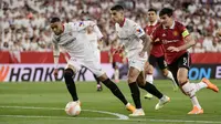 Bek Manchester United, Harry Maguire, berusaha mengejar pemain Sevilla, Youssef En-Nesyri, pada leg kedua perempat final di Ramon Sanchez Pizjuan, Jumat (21/4/2023). Bek Timnas Inggris itu berniat ingin mengoper bola ke rekannya. Namun pemain Sevilla dengan cerdik memotongnya dan berbuah gol lewat kaki Youssef En-Nesyri. (AFP/Cristina Quicler)