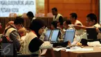Petugas mengecek data hasil penghitungan suara Pilkada DKI Jakarta putaran kedua di Auditorium Bina Karna, Kamis (20/4). Input data ini menggunakan formulir C1 atau sertifikat hasil penghitungan suara. (Liputan6.com/Helmi Fithriansyah)