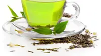 Selain enak dinikmati selagi panas maupun dingin, ternyata teh hijau juga sangat bagus untuk kulit wajah.