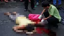 Seorang wanita berusia 47 tahun tewas usai ditembak orang tak dikenal di Manila, Filipina, Kamis (8/12). Kepolisian mengatakan Acielo merupakan salah satu 30 orang lebih yang dibunuh selama tiga hari terakhir terkait narkoba. (REUTERS/Erik De Castro)