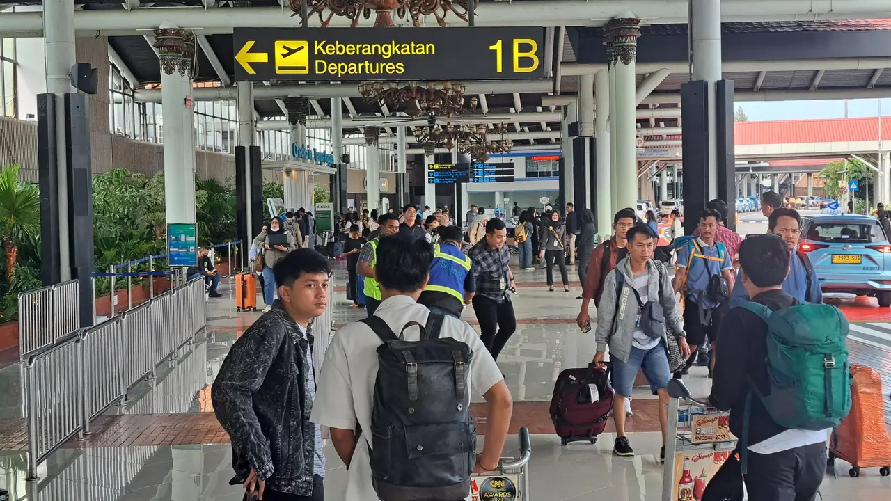 Bandara Soekarno Hatta dipenuhi 173.854 penumpang pada puncak arus mudik Lebaran 2025, Jumat (28/3/2025).