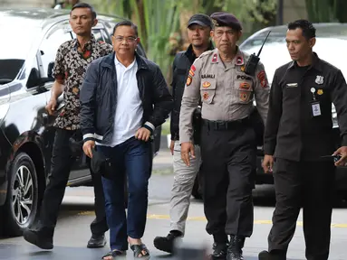 Bupati Pati, Sudewo (ketiga kiri) dikawal petugas setibanya di Gedung Merah Putih Komisi Pemberantasan Korupsi (KPK), Jakarta, Selasa (20/1/2026). Usai tertangkap tangan, Bupati Pati Sudewo digelandang ke Gedung Merah Putih Komisi Pemberantasan Korupsi (KPK), Jakarta. (merdeka.com/Arie Basuki)