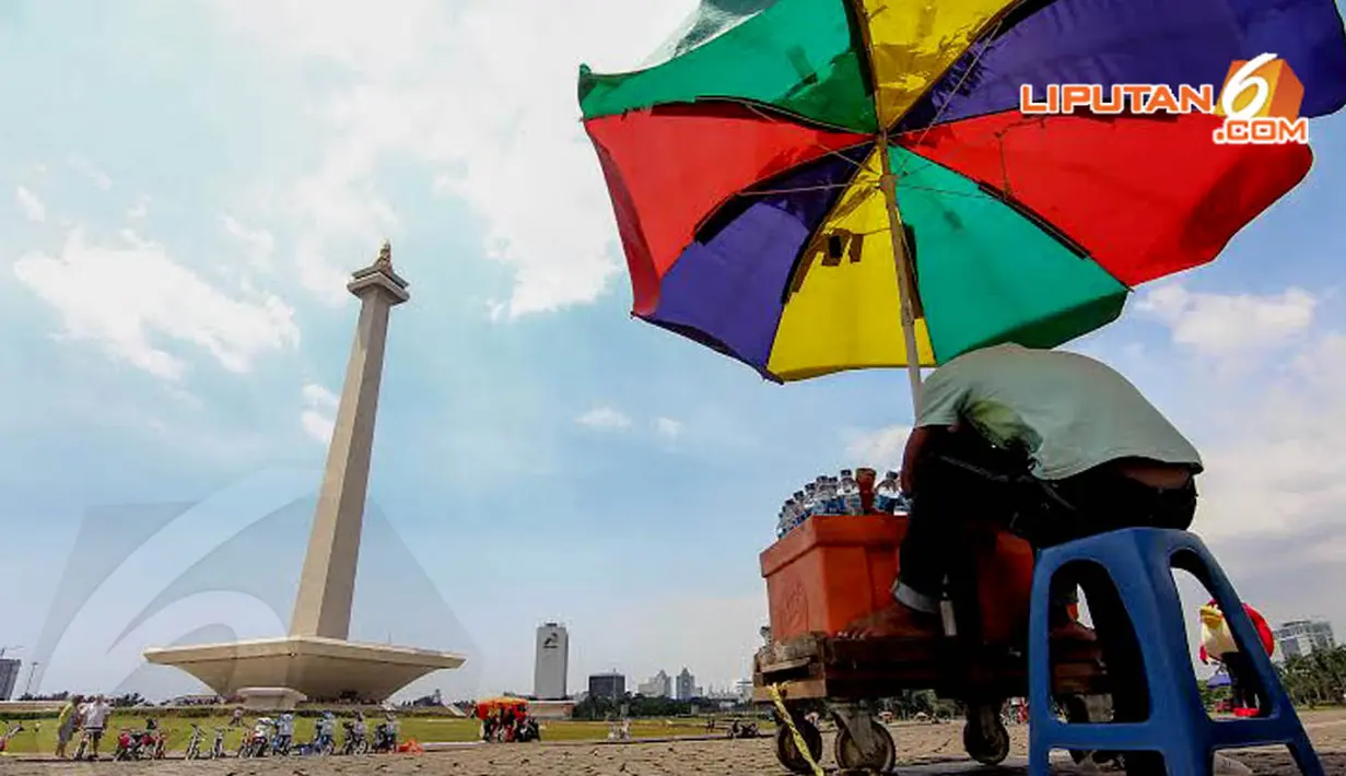 Pedagang minuman tampak tertidur di bawah naungan payung kios dagangan   lantaran tak adanya pengunjung yang datang (Liputan6.com/Faizal Fanani)