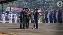 Presiden Joko Widodo atau Jokowi memberi penghargaan kepada prajurit pada perayaan HUT ke-74 TNI di Taxi Way Echo, Lanud Halim Perdanakusuma, Jakarta Timur, Sabtu (5/10/2019). Tiga Prajurit TNI memperoleh penghargaan dari Jokowi. (Liputan6.com/JohanTallo)