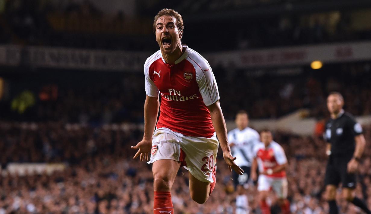 Mathieu Flamini. Eks gelandang Prancis berusia 38 tahun yang pensiun pada Juli 2019 bersama Getafe ini pernah dua kali memperkuat Arsenal sepanjang kariernya. Di periode pertamanya ia bertahan 4 musim pada 2004/2005 hingga 2007/2008 usai didatangkan dari Marseille dan total tampil dalam 153 laga di semua ajang dengan mencetak 8 gol. Sementara periode keduanya berlangsung selama 3 musim pada 2013/2014 hingga 2015/2016 usai didatangkan dari AC Milan. Ia total tampil dalam 93 laga di semua ajang pada periode keduanya dengan mencetak 5 gol. (AFP/Ben Stansall)