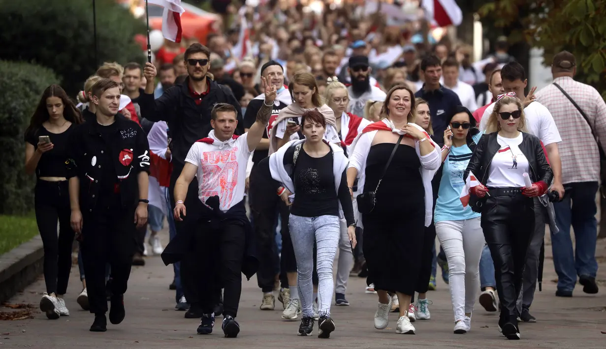 Pendukung oposisi Belarusia berbaris saat berunjuk rasa di Minsk, Belarusia, Minggu (30/8/2020). Puluhan ribu demonstran berkumpul untuk menuntut agar Presiden Belarusia Alexander Lukashenko mengundurkan diri. (AP Photo)