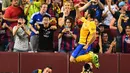Luis Suarez melakukan selebrasi usai mencetak gol ke gawang Chelsea di International Champions Cup 2015 di Landover, Maryland, Rabu (29/7/2015). Chelsea menang 4-2 lewat adu penalti, usai bermain imbang 2-2 waktu normal. (AFP/NICHOLAS KAMM)