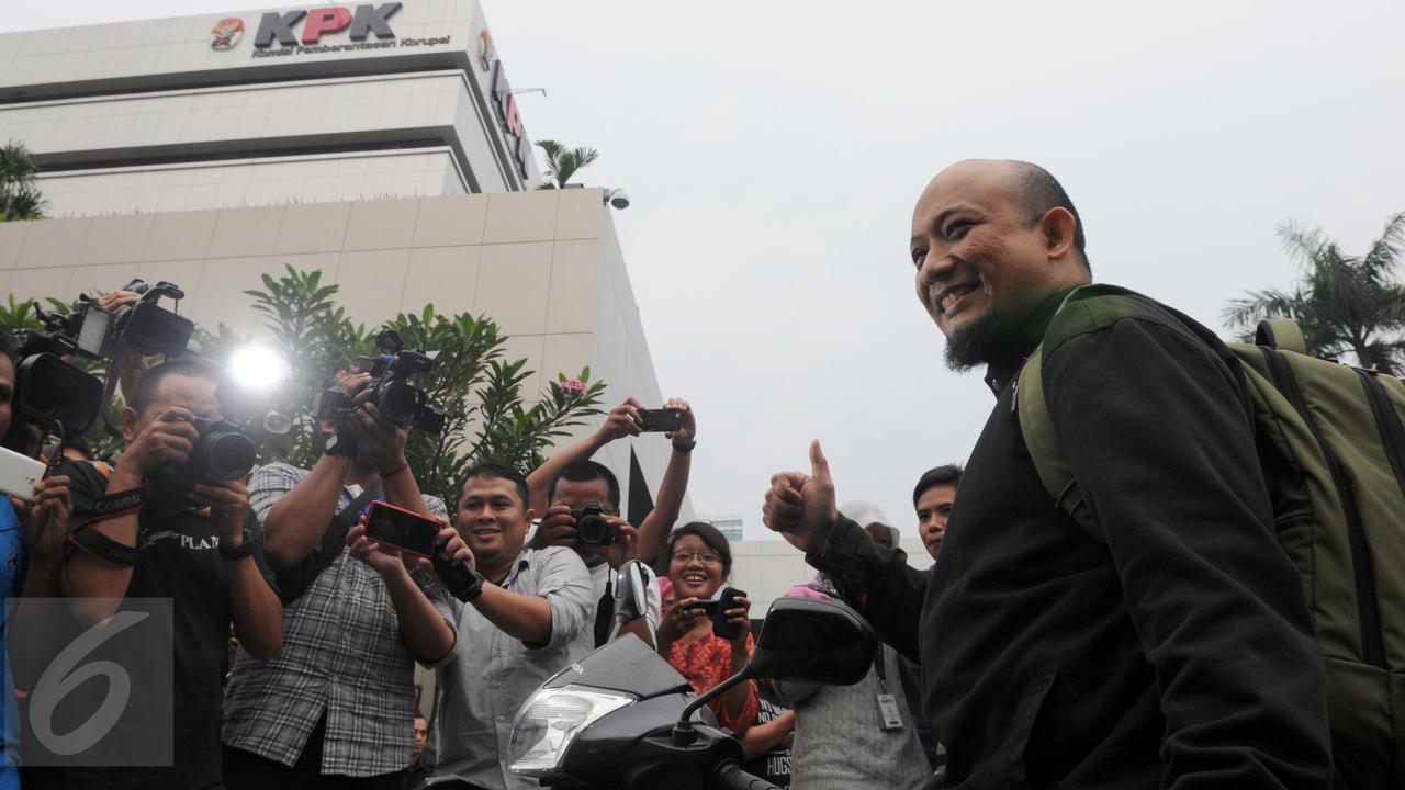 20151204-Batal Ditahan, Novel Baswedan Pulang ke Rumah Naik Motor-Jakarta