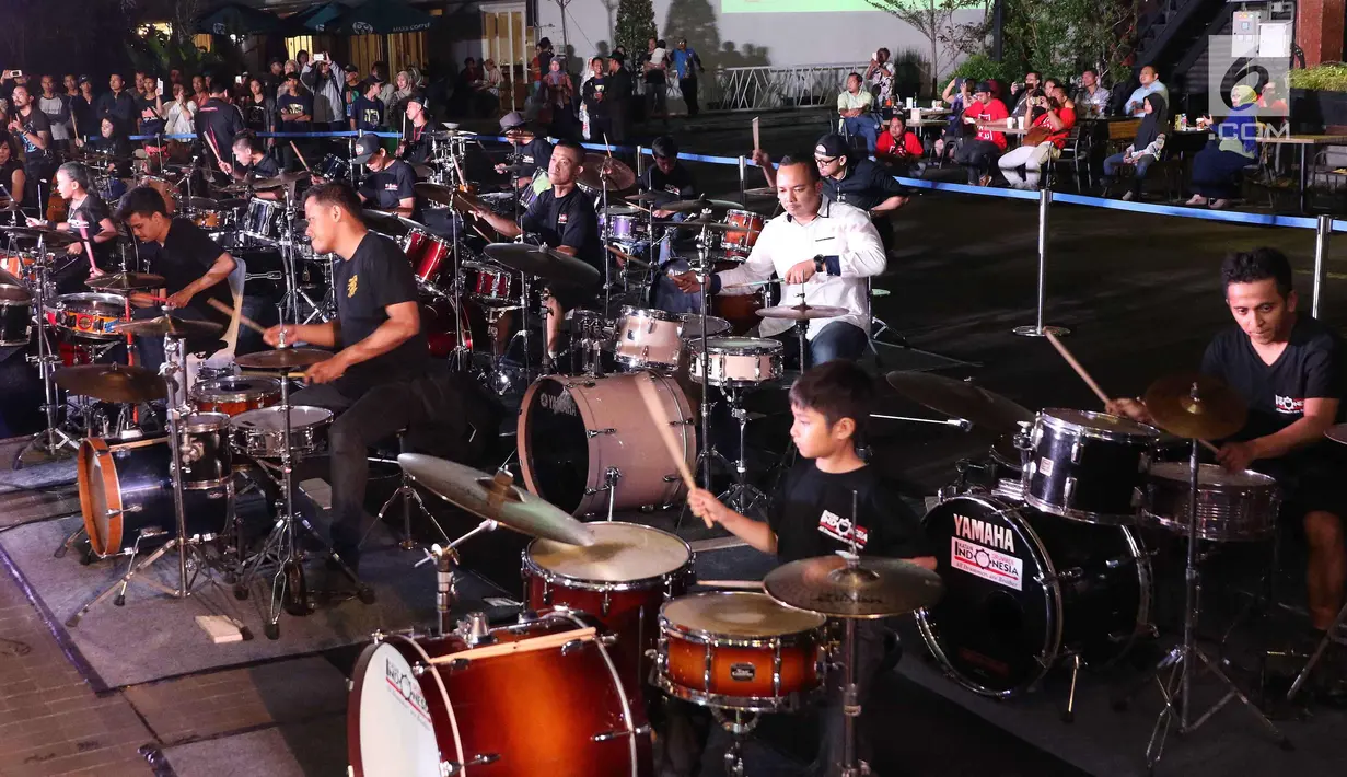 Aksi sejumlah drumer saat berkolaborasi dengan penyanyi Lara di BSD, Tagerang Selatan, Jumat (9/2). Dalam konser tersebut Lara dan 100 musisi mendapatkan pengakuan rekor MURI. (Liputan6.com/Angga Yuniar)