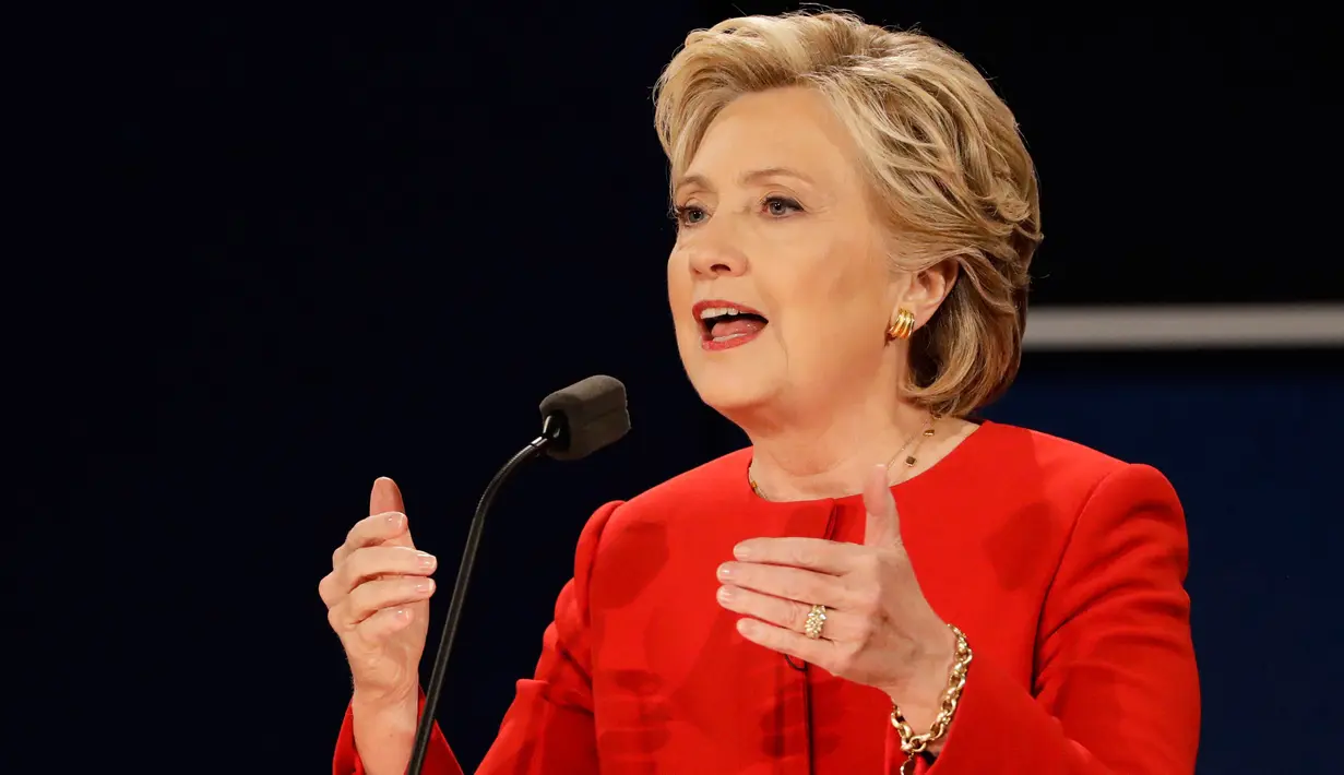 Capres dari Partai Demokrat, Hillary Clinton menjawab pertanyaan saat debat dengan capres dari Partai Republik Donald Trump pada debat pertama pemilu Amerika Serikat di Hofstra University, Hempstead, New York, Senin (26/09). (AP Photo/David Goldman)