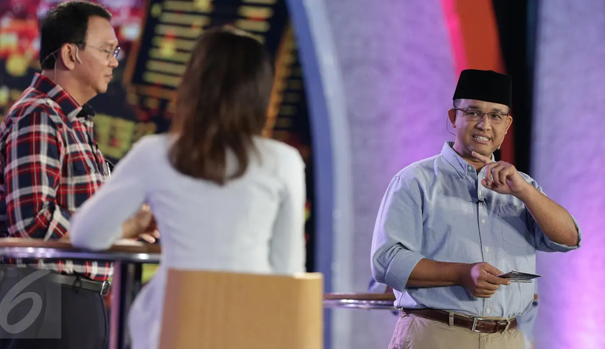 Calon Gubernur DKI Jakarta no 3, Anies Baswedan menjawab pertanyaan dari Ahok dalam debat terakhir Pilgub DKI Jakarta 2017 di Hotel Bidakara, Jakarta, Rabu (12/4). (Liputan6.com/Faizal Fanani)