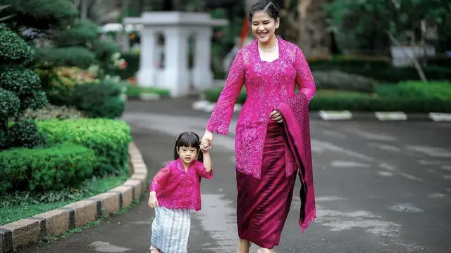 Penampilan Elegan Ibu Pejabat Kenakan Kebaya