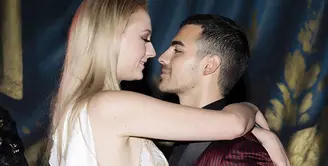 Sophie Turner dan Joe Jonas masih menjadi pusat perhatian publik soal kabar pertunangannya. Namun ternyata, di balik itu ada cerita mengenai kisah pertemuan mereka yang katanya berawal dari satu judul film yang sama. (rex/shutterstock/hollywoodlife)