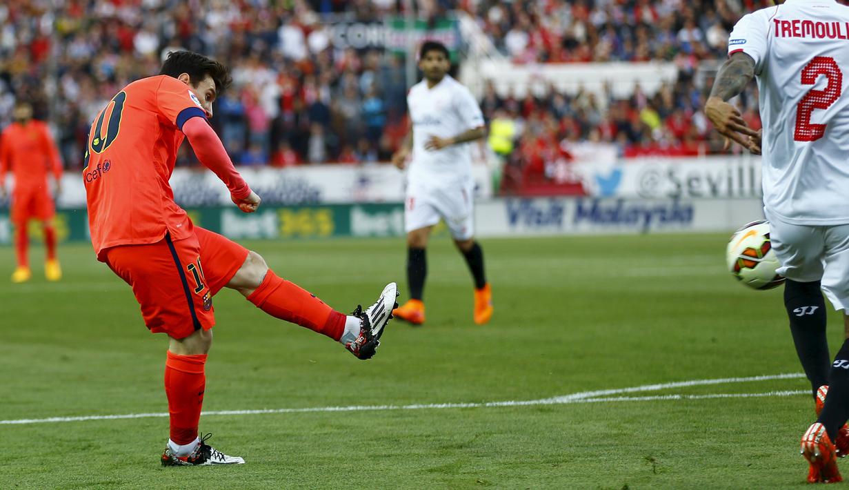 Lionel Messi sukses mencetak gol pertama untuk Barcelona di Ramon Sanchez Pizjuan (REUTERS/Marcelo del Pozo)