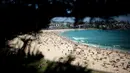 Ribuan Warga Australia menghabiskan waktunya di pantai Bondi Sydney selama gelombang panas yang melanda wilayah Australia, (20/11/2015). Akibat suhu yang panas, mayoritas warga Australia mengabiskan waktunya dipantai. (REUTERS/Jason Reed)