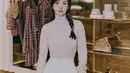 Outfit Song Hye Kyo yang satu ini berikan tampilan feminin kasual dan dewasa saat di Bandara. Memadukan turtleneck dan celana pendek dengan rambut yang dikepang [@kyo1122]