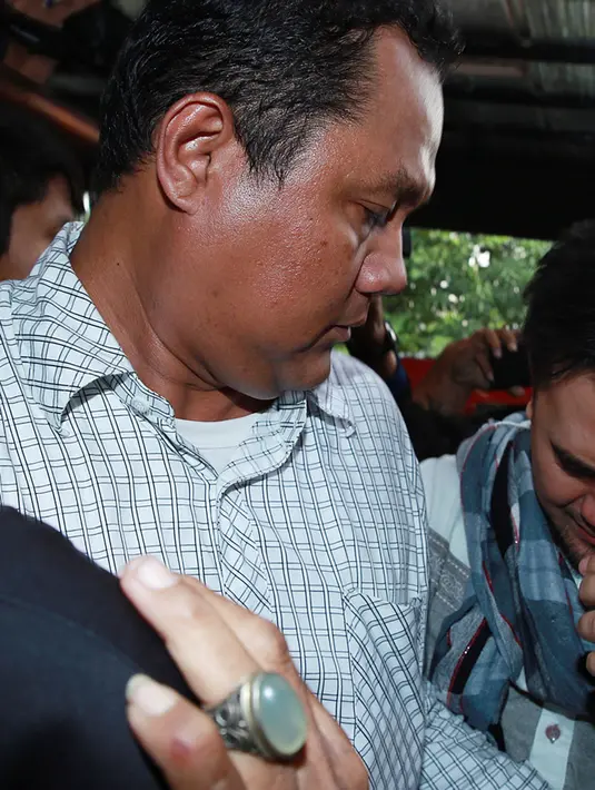 Memasuki ruangan kantor Polsek Metro Kelapa Gading, Jakarta Utara, Saipul tertunduk menahan tangis. (Deki Prayoga/Bintang.com)