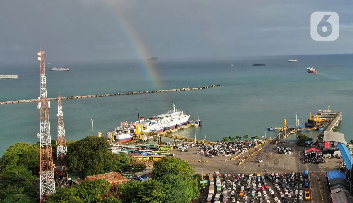 <p>Keindahan pelangi saat menghiasi langit Pelabuhan Merak, Banten, Sabtu (30/4/2022). Kemunculan pelangi tersebut menjadi pemandangan yang indah bagi para pemudik yang ingin menyebrang ke pulau Sumatra. (Liputan6.com/Angga Yuniar)</p>