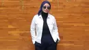 Coba lihat, gaya Tantri dengan hijabnya juga hits banget. Kali  ini Tantri mengenakan jaket denimnya dan kacamata hitam yang pastinya membuatnya semakin keren. (Instagram/tantrisyalindri)