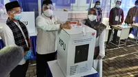Mohamad Idris dan Istri Gunakan Hak Suaranya di TPS 14 Jatimulya