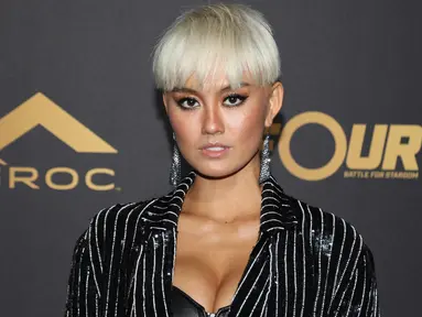 Penyanyi Agnez Mo berpose di karpet merah pesta ulang tahun ke-42 DJ Khaled di Beverly Hills, Los Angeles, 2 Desember 2017. Agnez Mo tampil dengan bustier seksi atau korset kulit hitam YSL. (Jerritt Clark/Getty Images for Ciroc/AFP)