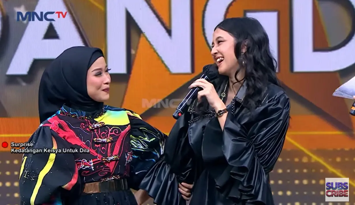 Keisya Levronka saat kolaborasi dengan Dila menyanyikan lagu "Tak Ingin Usai".  (Foto: YouTube/ Rising Star Dangdut)