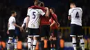 Para punggawa Tottenham tertunduk lesu usai pertandingan liga Inggris melawan West Bromwich Albion di Stadion White Hart Lane, Inggris, (26/4). Tottenham bermain imbang West Bromwich dengan skor 1-1. (Reuters/Tony O'Brien)