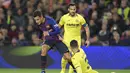 Aksi pemain Barcelona, Philippe Coutinho gagal melewati pemain Villareal pada laga lanjutan La Liga Spanyol yang berlangsung di stadion, Camp Nou, Spanyol, Senin (3/12). Barcelona menang 2-0 atas Villareal. (AFP/Lluis Gene)