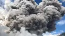 Kondisi Gunung Sinabung yang menyemburkan awan panas di Kabupaten Karo, Provinsi Sumatera Utara, Rabu (27/12). Erupsi Sinabung kali ini diikuti dengan hujan abu vulkanik terjadi di daerah yang berdekatan. (Liputan6.com/Pool/BNPB)