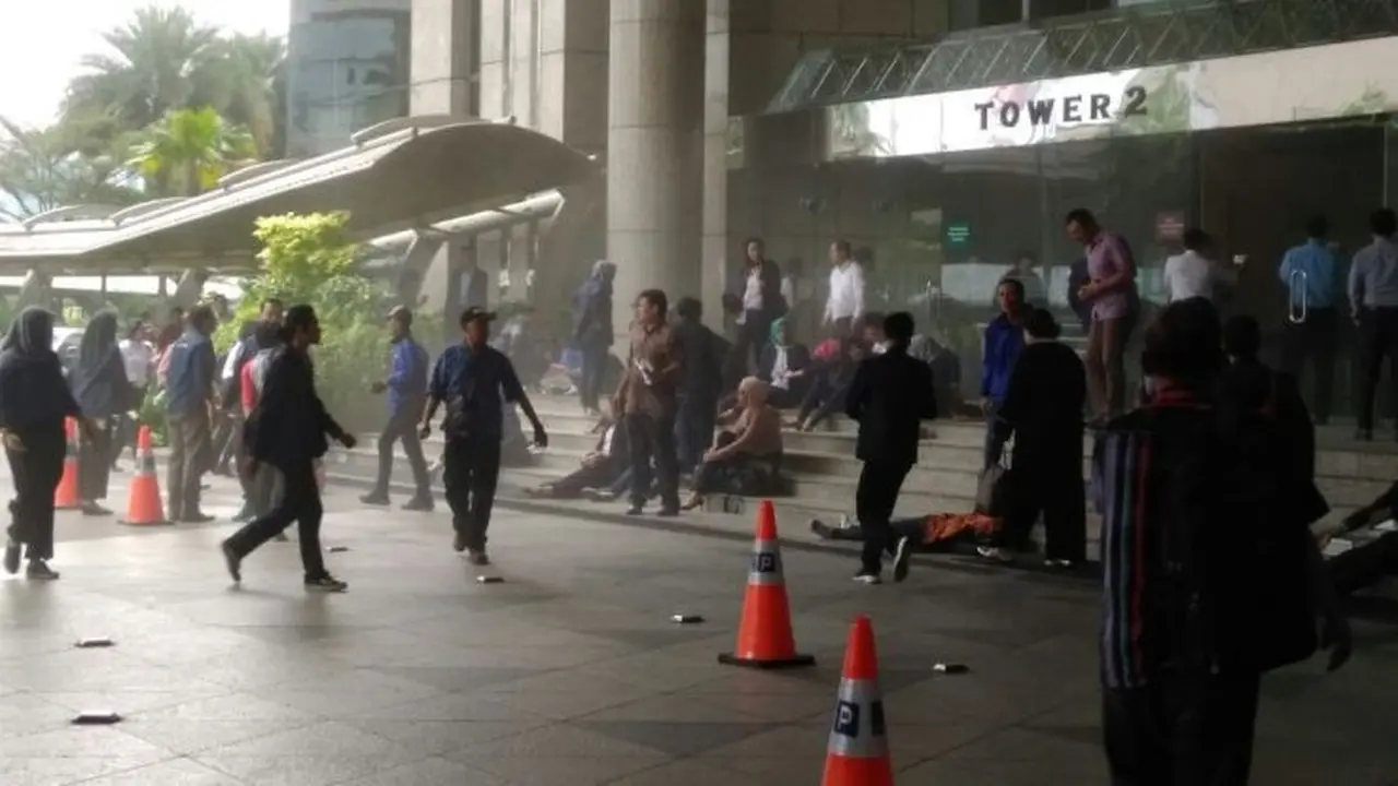 Balkon lantai 1 tower II Bursa Efek Indonesia (BEI) roboh pada Senin (15/1/2018). (Foto: Istimewa)