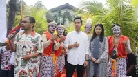 Gibran Rakabuming Raka dilepas sang istri untuk mendaftar sebagai calon wali kota Solo ke DPD PDIP Jawa Tengah, Kamis (12/12/2019). (Liputan6.com/ Fajar Abrori)