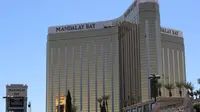 Sebuah jendela di lantai 32 Mandalay Bay Hotel and Casino pecah usai penembakan brutal di Las Vegas, Senin (2/10). Dengan adanya insiden penembakan dari lantai 32 Mandalay Bay, sedikit banyak akan mempengaruhi citra hotel ikonik ini sendiri. (AP Photo)