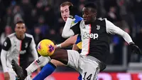 Gelandang Juventus, Blaise Matuidi, berebut bola dengan gelandang Parma, Dejan Kulusevski, pada laga Serie A di Stadion Juventus, Turin, Minggu (19/1). Juventus menang 2-1 atas Parma. (AFP/Marco Bertorello)