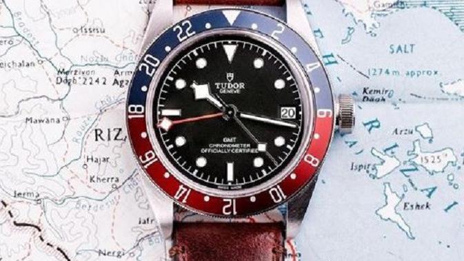 Jam tangan Tudor Black Bay yang dijual di butik jam milik Irwan Mussry. (dok. Instagram @intimestore/https://www.instagram.com/p/Bos5f-8gJLb/?taken-by=intimestore/Dinny Mutiah)