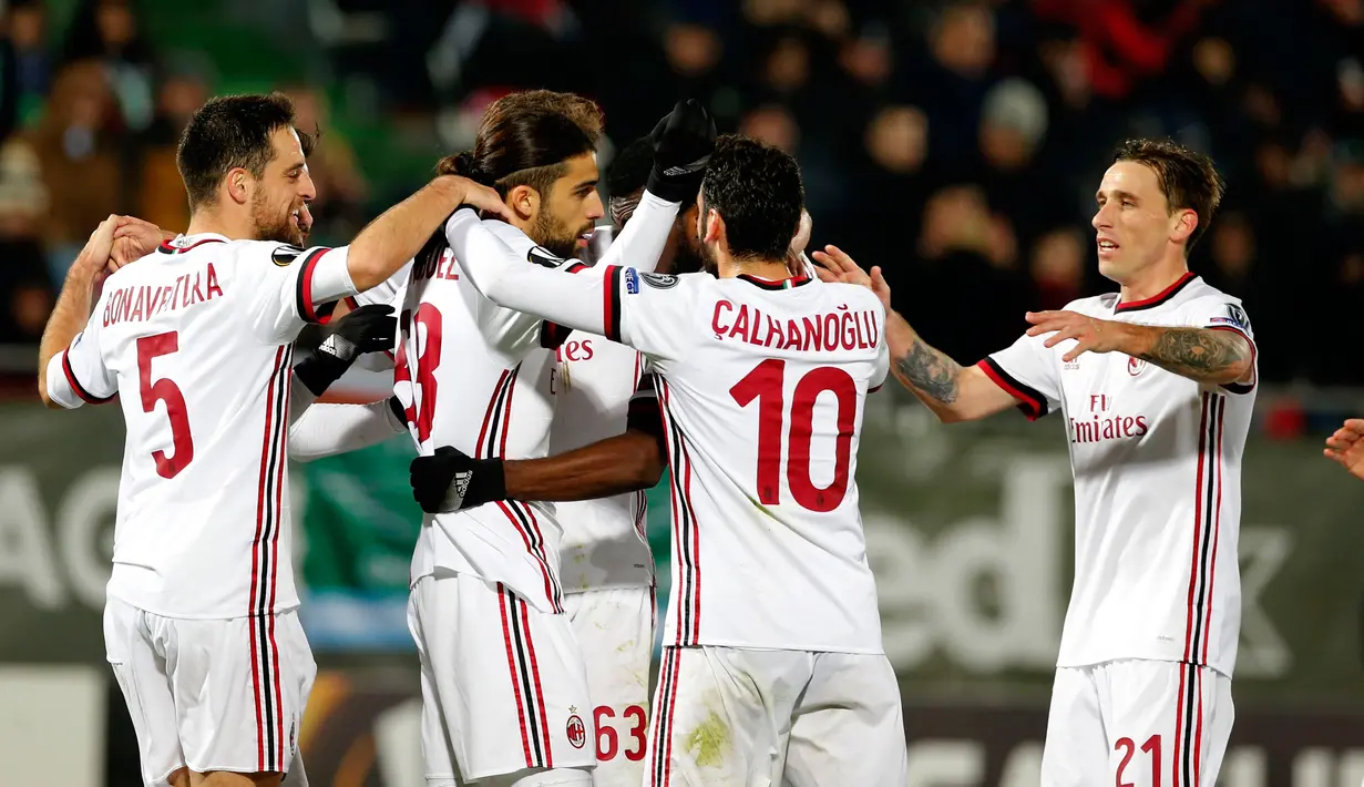 Pemain AC Milan merayakan gol melalui penalti yang dicetak Ricardo Rodriguez saat bertandang ke markas Ludogorets Razgrad pada laga leg pertama babak 32 besar Liga Europa di Ludogerts Arena, Jumat (16/2). AC Milan memetik kemenangan 3-0. (AP Photo)