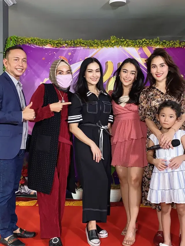 6 Potret Kedekatan Iis Dahlia dan Ayu Ting Ting, Bak Saudara Kandung