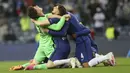 Para pemain Chelsea merayakan gelar juara Liga Champions usai menaklukkan Manchester City pada laga final di Stadion Dragao, Minggu (30/5/2021). Chelsea menang dengan skor 1-0. (Carl Recine/Pool via AP)