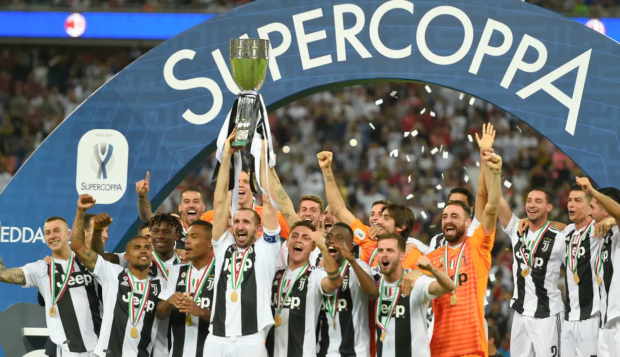 Pemain Juventus, Giorgio Chiellini mengangkat trofi Piala Super Italia 2018 seusai mengalahkan AC Milan pada laga final di King Abdullah Sports City, Kamis (17/1). Juventus keluar sebagai kampiun dengan meraih kemenangan tipis 1-0. (AP Photo)
