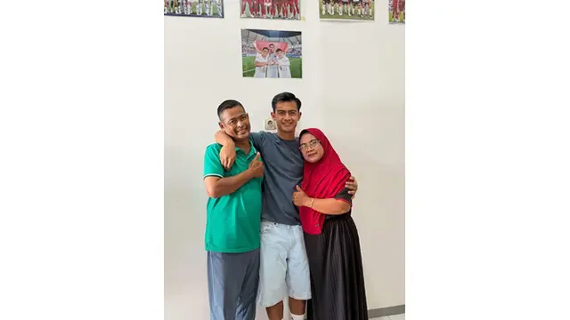 Potret Pratama Arhan Pulang Kampung, Beri Hadiah Spesial ke Ayah Azizah Salsha